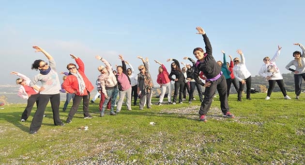 Sporcu kadınlardan dağ yürüyüşü