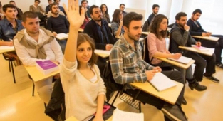 İzmir Büyükşehir Belediyesi 5 bin üniversite öğrencisini destekleyecek
