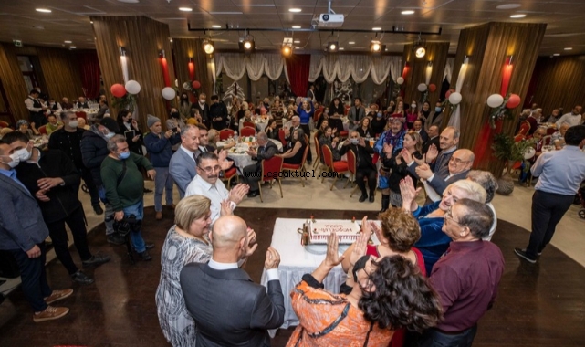 Başkan Soyer huzurevi sakinlerinin yeni yılını kutladı