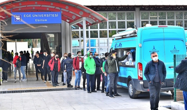 İzmir Büyükşehir Belediyesi’nden öğrencilere sıcak yemek