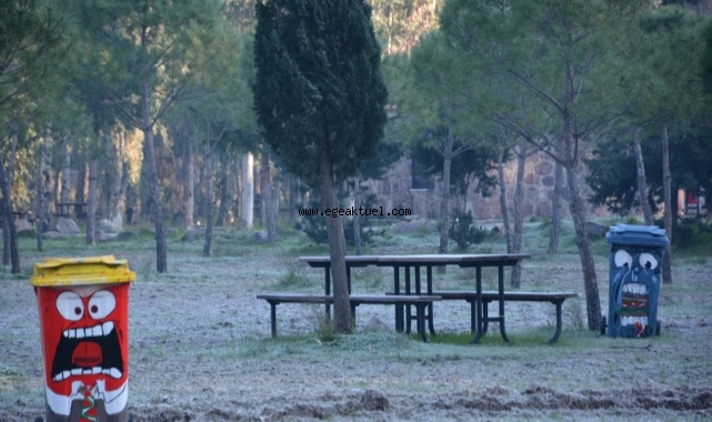 İzmir’de parklara renk geldi