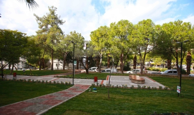 Karabağlar Belediyesi parkları yenilemeye devam ediyor