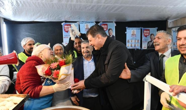 Başkan Tugay Ege Mahallesi sakinleriyle sahur yaptı