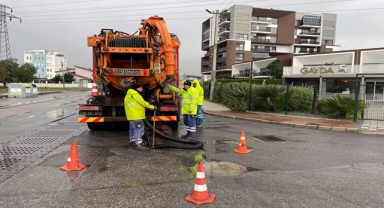 İZMİR'DE YAĞMUR SEFERBERLİĞİ 