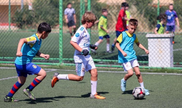 Bucalı minik kramponlar futbol eğitiminde