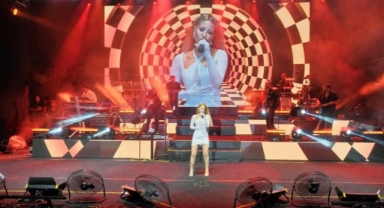 Çim Konserleri sahnesi Derya Uluğ’u ağırladı