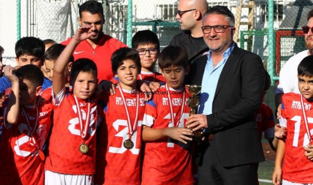 Atatürk’ün çocukları Cumhuriyet Kupası için sahaya çıktı