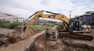 İzmir Büyükşehir Belediyesi ekipleri Bergama’da aşırı yağışlarla mücadele ediyor