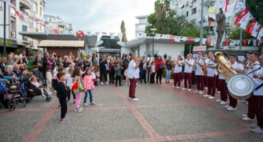 Karşıyaka’da 7’den 77’ye Cumhuriyet coşkusu!