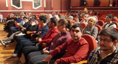 İş hayatına hazırlanan nöroçeşitli gençlerin mezuniyet sevinci