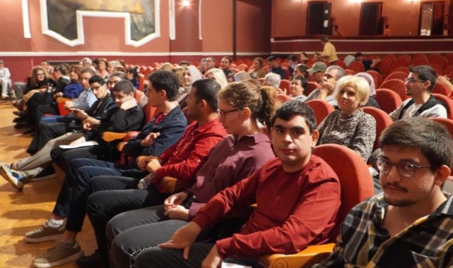 İş hayatına hazırlanan nöroçeşitli gençlerin mezuniyet sevinci