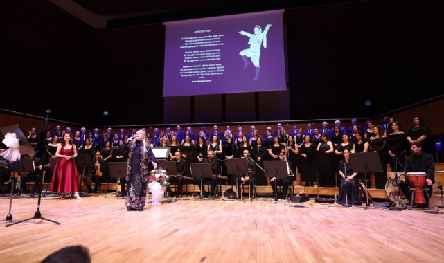 Bedia Akartürk'ten Büyükşehir korosuna yeni yıl sürprizi