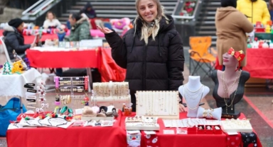 Buca’da yeni yıl pazarına büyük ilgi