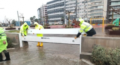 Fırtına duvarı Kordon’da taşkını önledi
