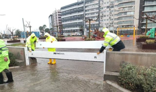 Fırtına duvarı Kordon’da taşkını önledi