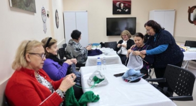 İyilik örüyor, çocukların yüreklerini ısıtıyorlar