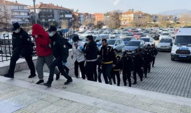 İzmir'de fuhuşa aracılık eden şüphelilere operasyon; 8 gözaltı