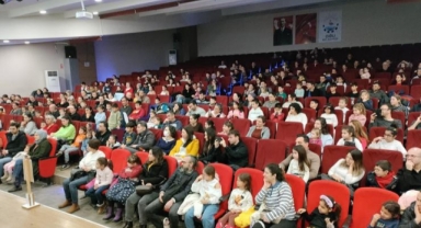 Çiğli’de Minikler Mikroplara Karşı Sahneye Çıktı