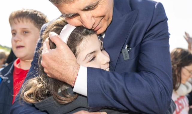 Başkan Tugay çocuklara verdiği sözü tuttu, fidanlar toprakla buluştu