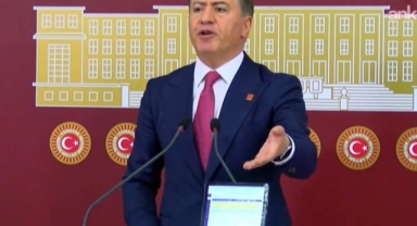 CHP'li Murat Emir basın toplantısına elinde tabletle çıktı