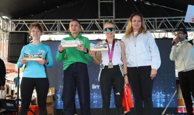 Efes Ultra Maraton 2026’da binlerce koşucu yağmura rağmen dünya mirasını keşfetti