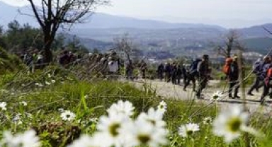 Gençler baharı Efes-Mimas Yolu’nda doğayla karşıladı