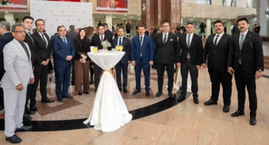 İzmir Adliyesi’nde geleneksel bayramlaşma programı 23 Mart 2026 tarihinde protokol alanında geniş katılımla gerçekleştirildi.