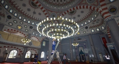 İzmir’in camilerinde bayram temizliği