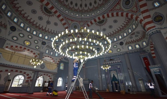 İzmir’in camilerinde bayram temizliği