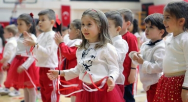 Bayraklı’da 23 Nisan Programları Çocukların Yoğun Katılımıyla Devam Ediyor