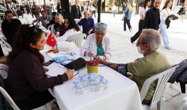 Bayraklı’da Sağlık Haftası’nda Sağlık Hizmeti Vatandaşla Buluştu