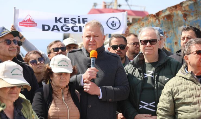 Kararı Başkan Selçuk Balkan duyurdu: Hurda gemi Demircili Koyu'nu terk ediyor