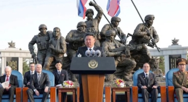 Kim Jong Un’dan güç gösterisi: Rusya için savaşanlara anıt müze