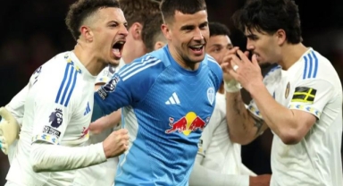 Manchester United 10 kişi kaldı: Leeds United 45 yıl sonra kazandı!