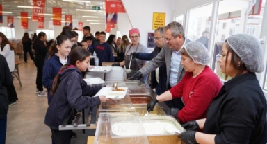 Üç Çeşit Yemek Yanında Meyvesiyle 30 Türk Lirası