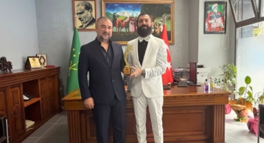 Akif Manaf’a “Demokrasi ve Barış Ödülü” Verildi