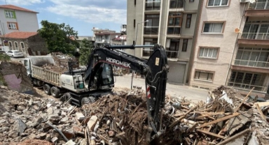 Konak’ta metruk bina yıkımları tam gaz