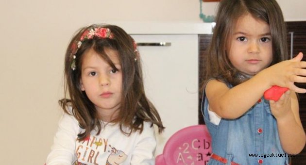 6 dil bilen minik Maya ve Lara kardeşler