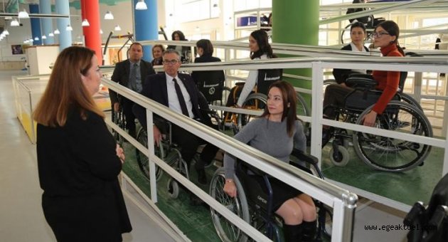 Başkan Arda ve ekibi, engelli bireylerin yaşadıkları zorlukları deneyimledi