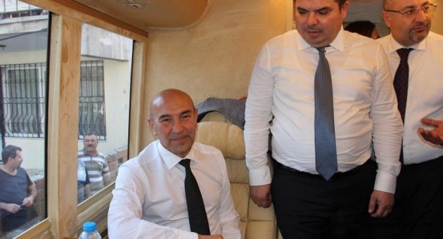 Başkan Tunç Soyer makam odasını minibüse yükledi, mahallelinin ayağına getirdi