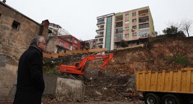Bayraklı’da toprak kaymasına önlem alınıyor