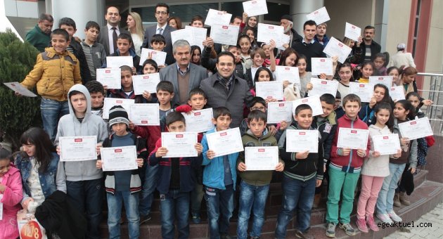 Bornovalı çocuklar bilimi deneyerek öğreniyor
