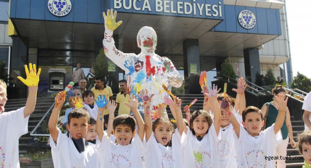 Bucalı çocuklar barışın resmini çizdi