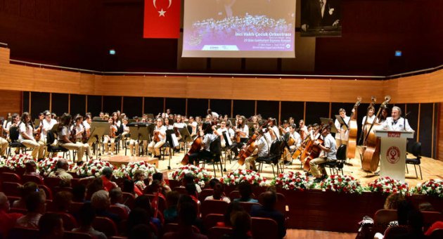 Çocuklar Cumhuriyet için sahne aldı