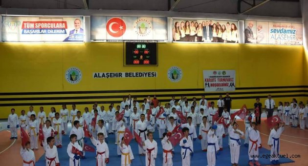 FOÇALI MİNİK KARATECİLER ALAŞEHİR’ DE TATAMİYE ÇIKTI