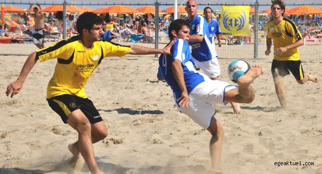 FUTBOLUN KIDEMLİLERİ PLAJA İNİYOR!