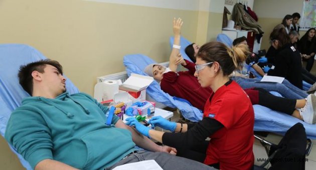 GAZİSEM öğrencilerinden Kızılay’a destek