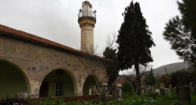 İzmir Aliağa İlçesinde 695 yıllık tarihi caminin minaresi fırtınaya dayanamayarak yıkıldı. Olay anında camide cemaatin bulunmaması olası faciayı önledi.