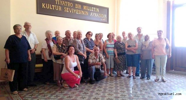 “İzmir Devlet Tiyatrosu Zübeyde Hanım Huzurevi’ni “MİSAFİR” Etti.