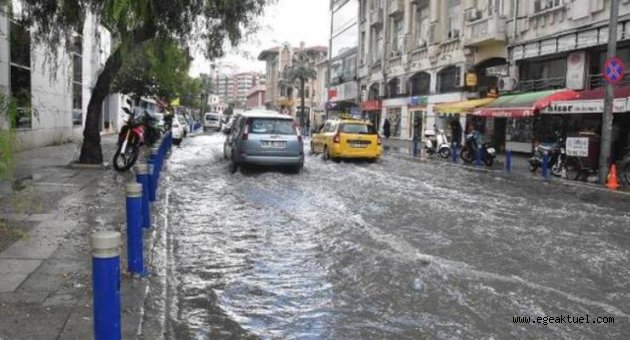 İzmir'de sağanak caddeleri göle çevirdi